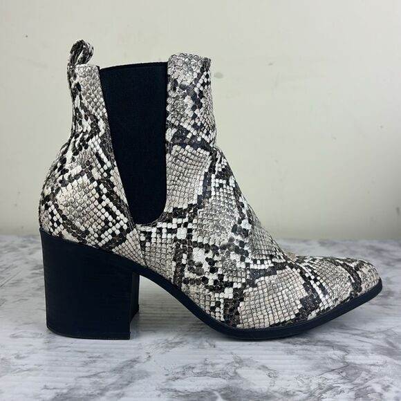 JustFab Abby Black White Bone Snakeskjn Pointed Toe Wedge Heel Pull On Bootie - Picture 4 of 13